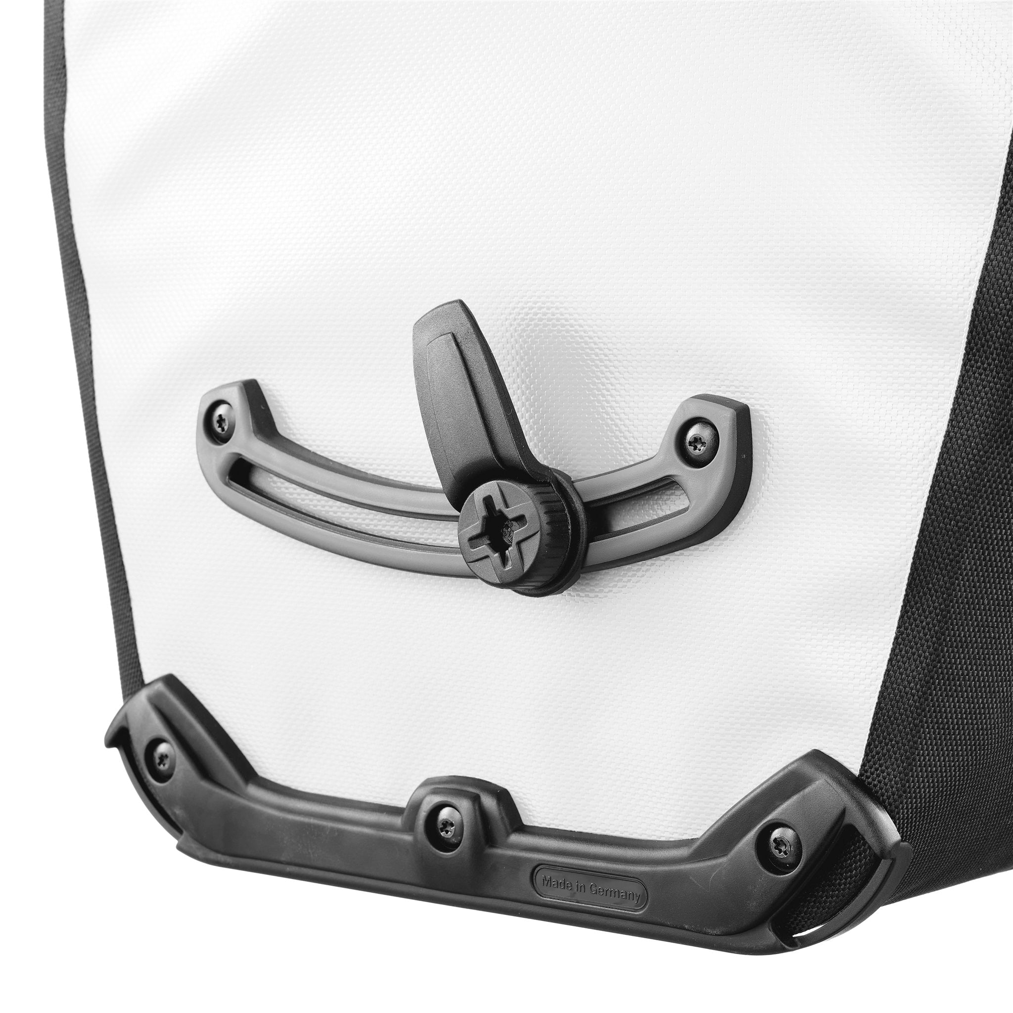 Nahaufnahme der unteren Halterung der ORTLIEB Back-Roller Design Tasche in Route No.1