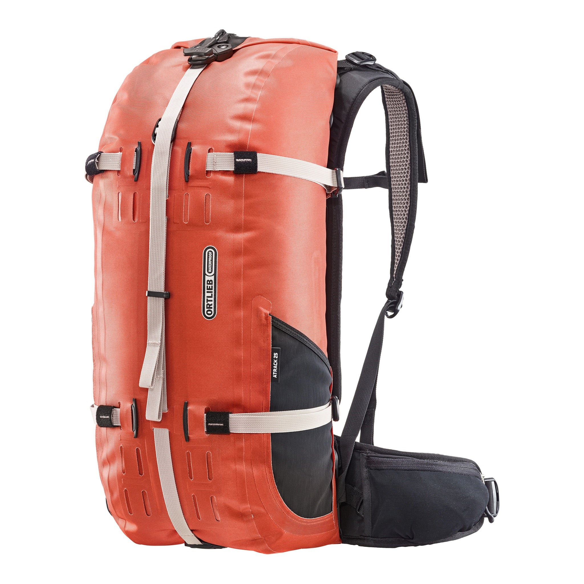 Vorderansicht des wasserdichten ORTLIEB Outdoor-Rucksacks Atrack in der Farbe rooibos mit 25 Litern Volumen, mit schwarzen Details, verstellbaren Kompressionsriemen, Hüftflossen und seitlicher Netztasche.