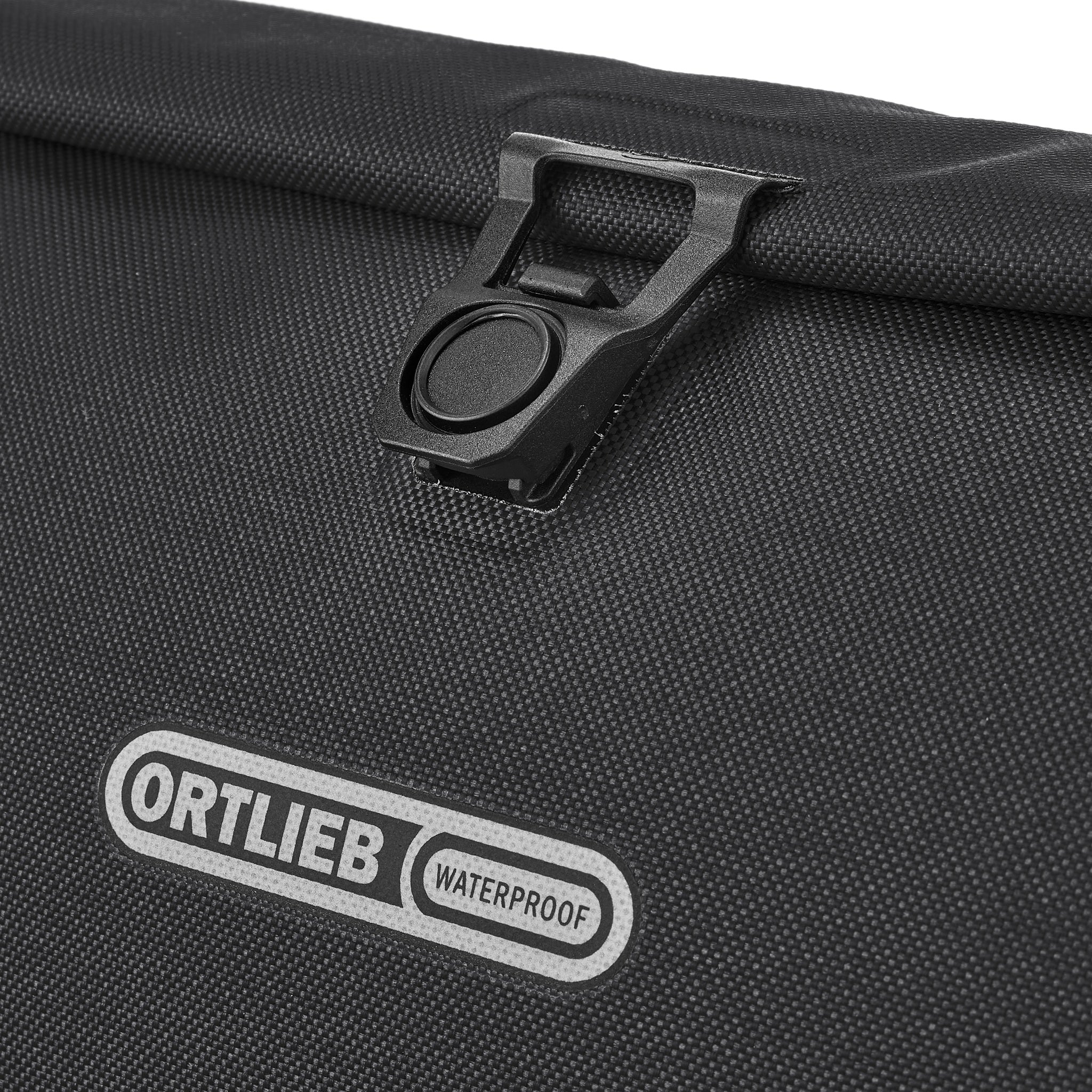 Detailaufnahme der ORTLIEB Velo-Sling Flex in black 2.5 Liter mit Magnetverschluss und Logo