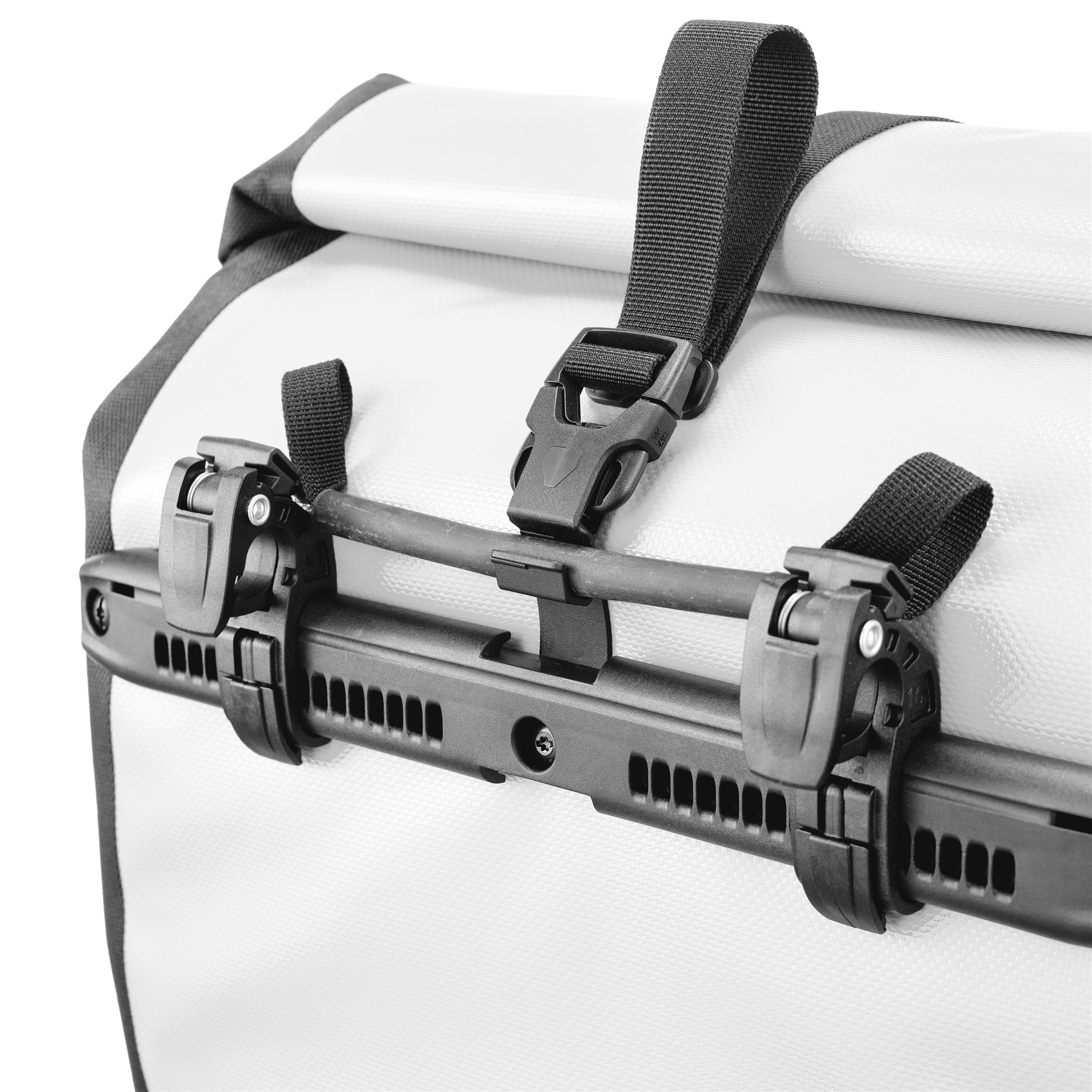 Detailansicht der oberen Befestigung der ORTLIEB Back-Roller Design Tasche in Route No.1