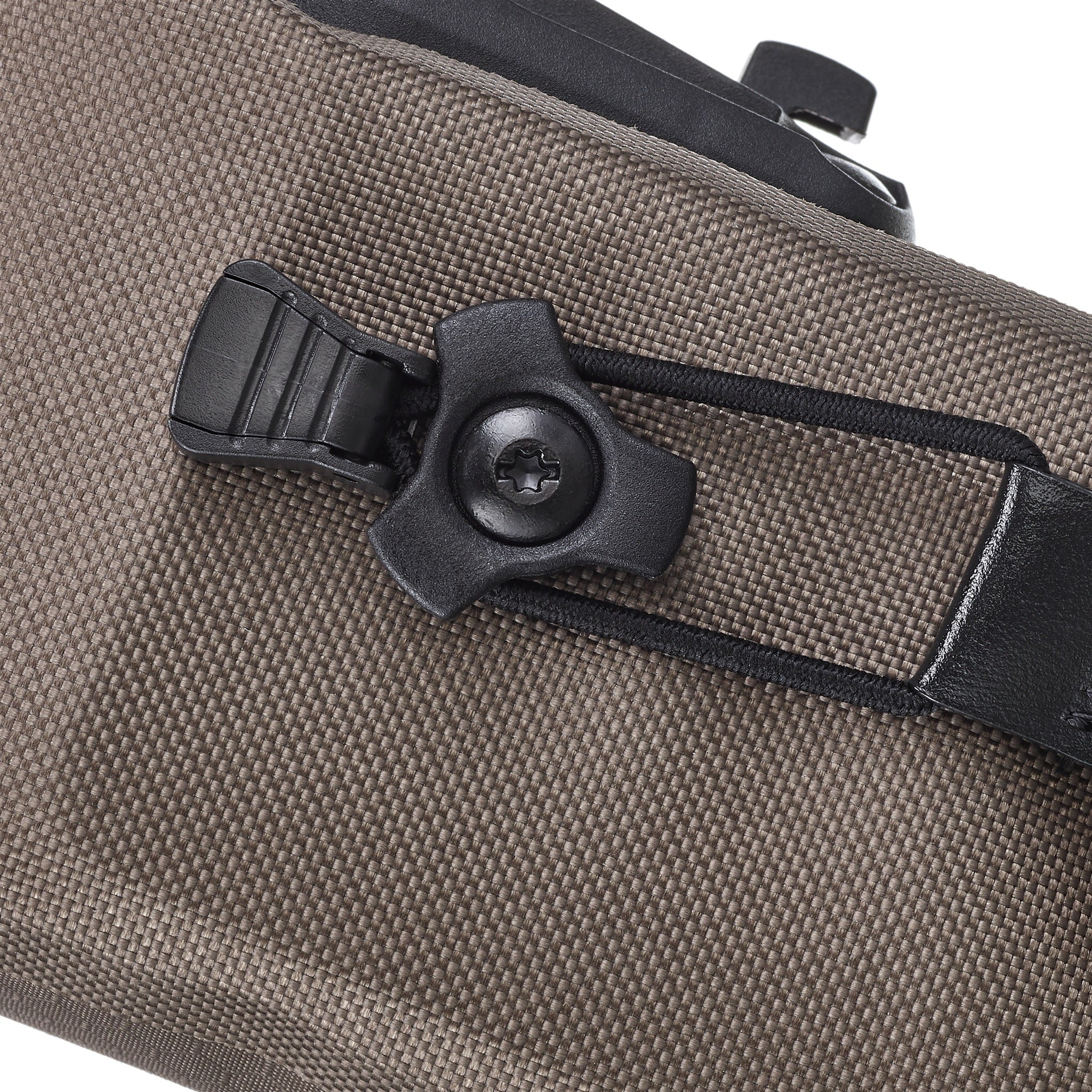 Nahaufnahme der Schnalle der ORTLIEB Micro-Bag 0.5L in dark sand